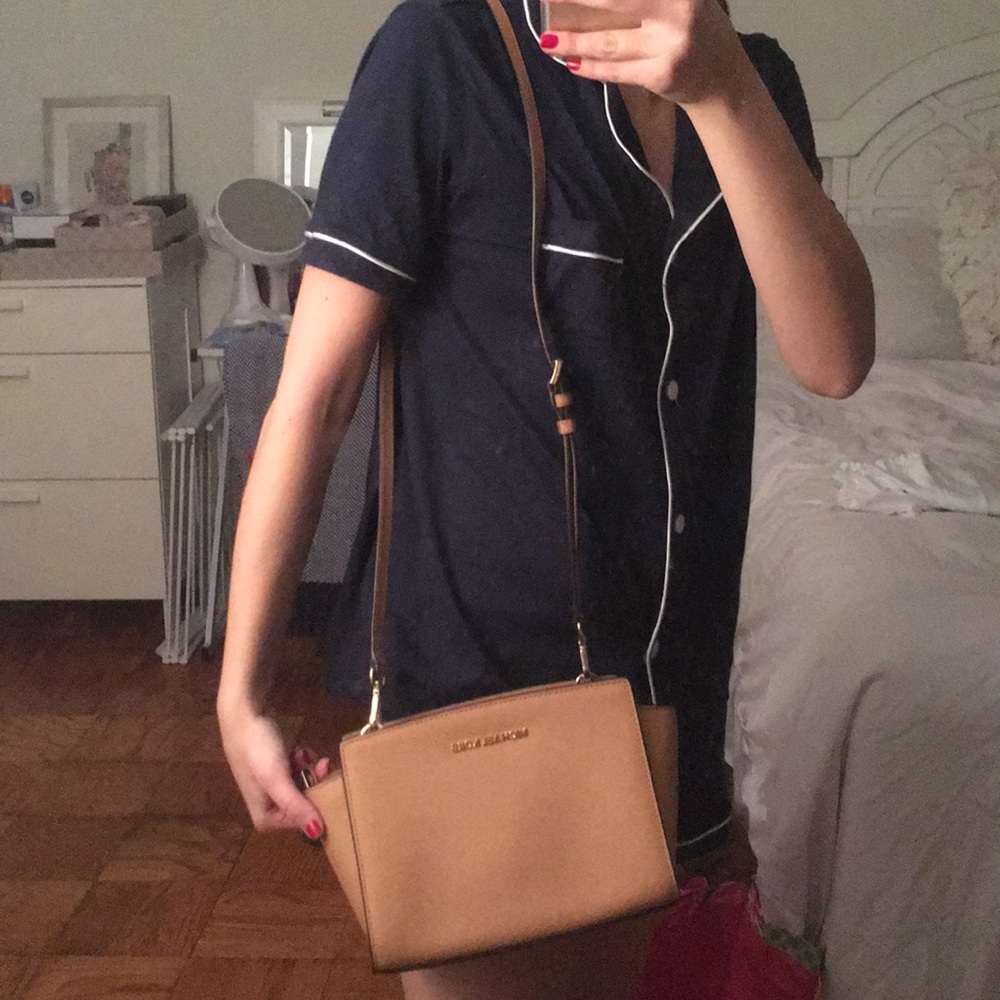 MICHAEL KORS SAFFIANO LEATHER MEDIUM MESSENGER BAG